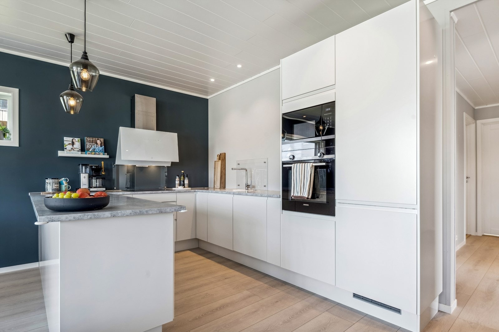 Moderne kjøkken med integrerte hvitevarer Galleribilde