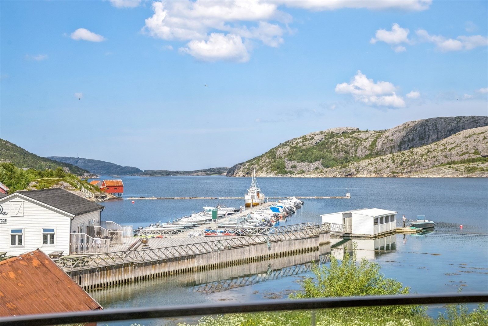 Utsikt ned til båthavn Galleribilde