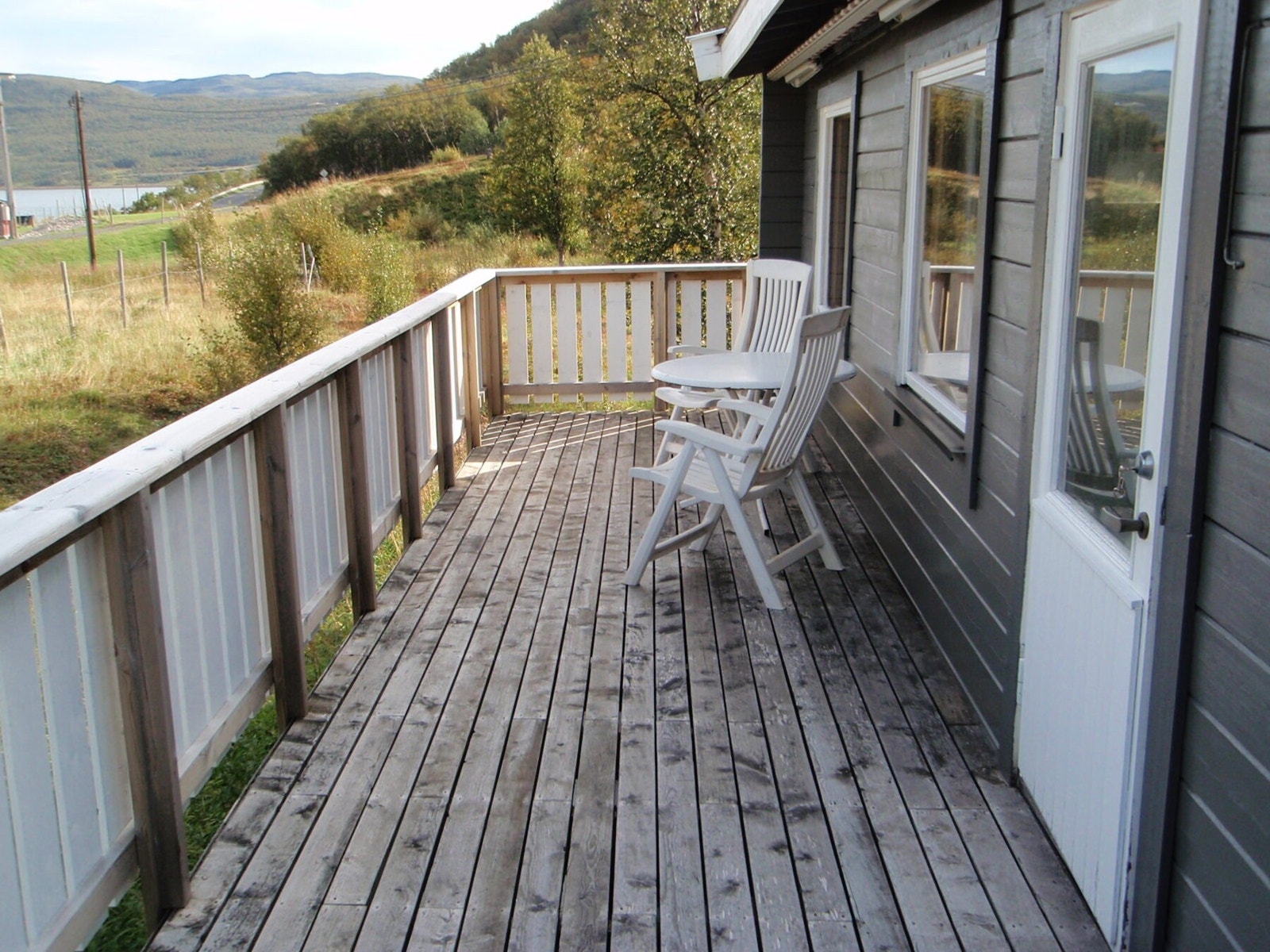 Ved inngangspartiet til annekset er det en flott nordøstvendt terrasse. Her kan sola nytes store deler av dagen. Galleribilde