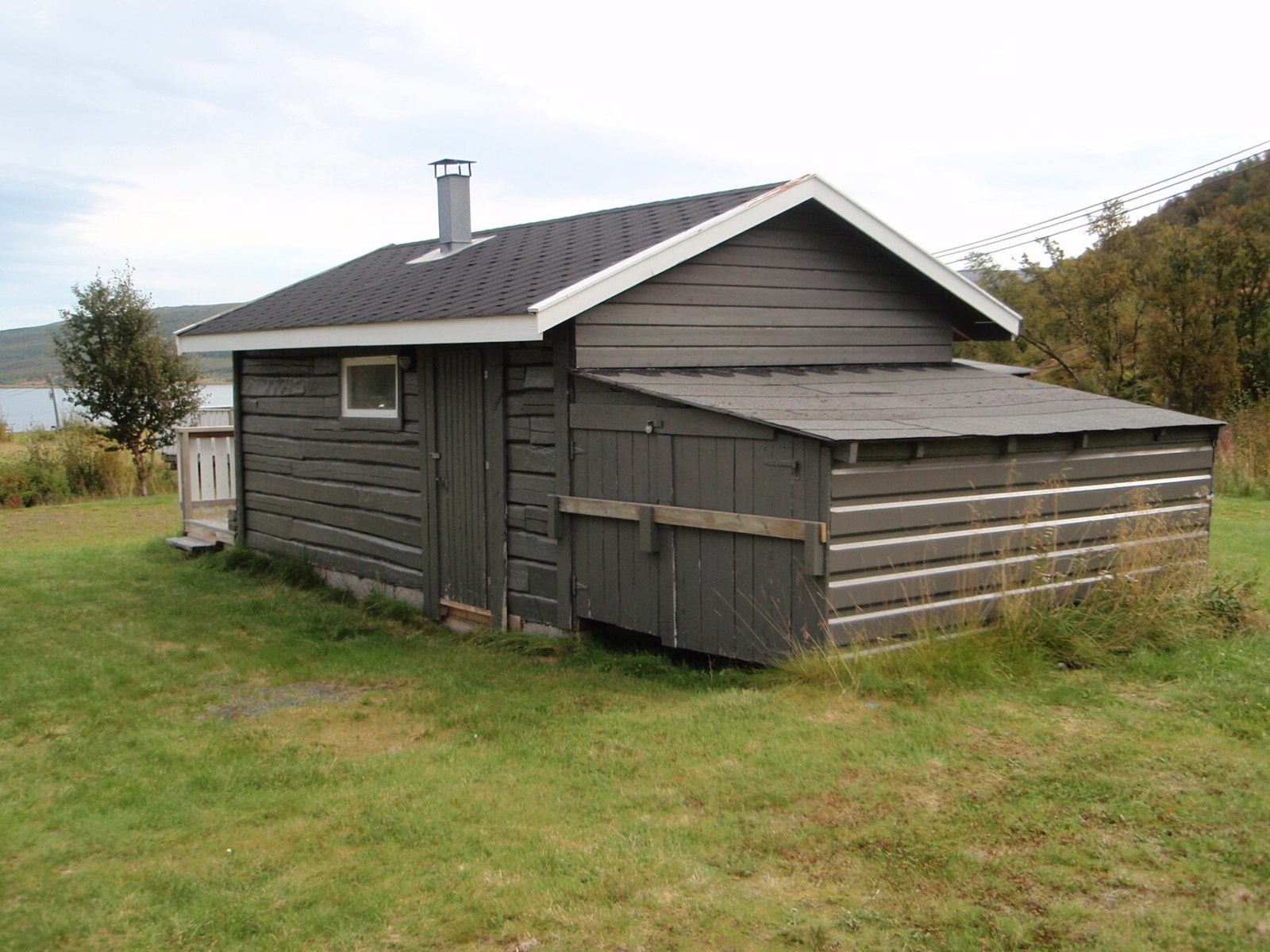 På baksiden av bygget er det også en overbygd "garasje" for lagring av snøscooter eller lignende. Galleribilde