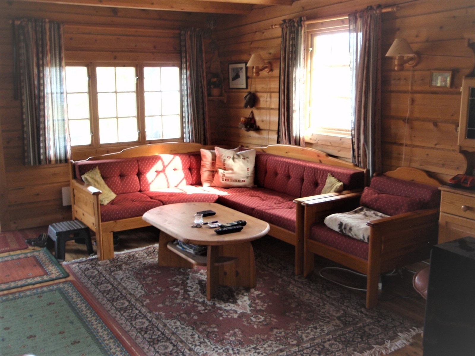 Stua er romslig og har god plass til en stor sofagruppe og tilhørende møblement. Her er det også flott sjøutsikt fra sofakroken. Galleribilde