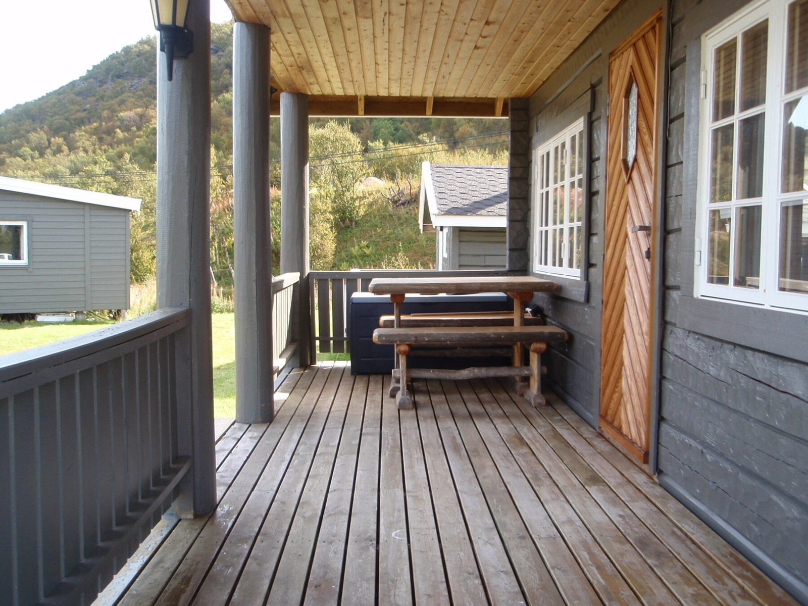 Ved inngangspartiet er det overbygd tak og en terrasse. Herfra er det fantastisk utsikt mot sjøen. Galleribilde