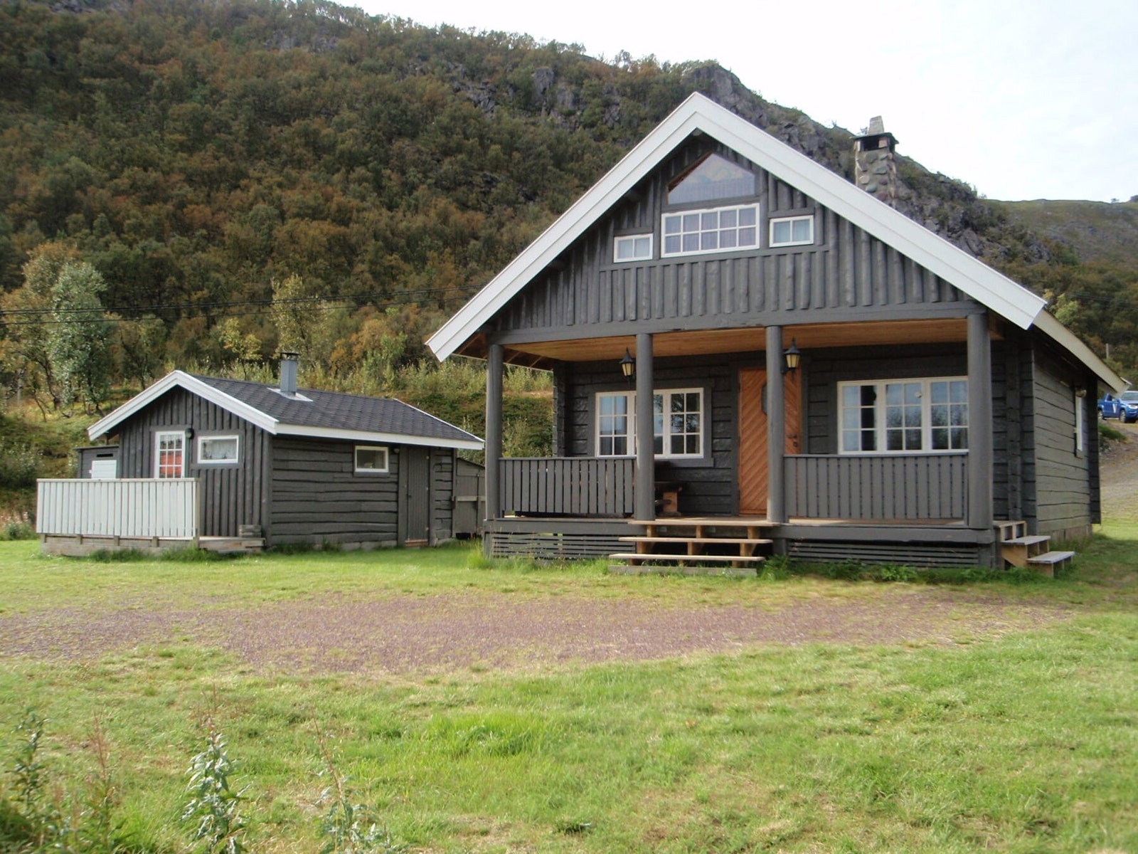 Velkommen til Tanafjordveien 5421 - en flott fritidseiendom i idylliske omgivelser like ved sjøen! Galleribilde