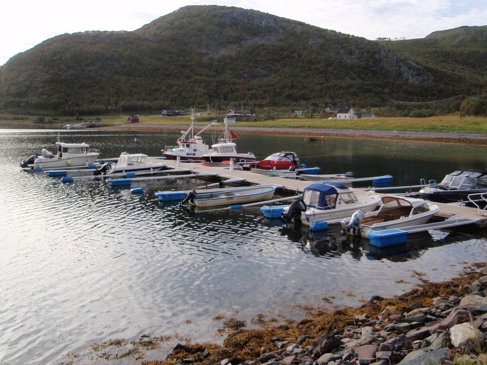 Like ved eiendommen er det også en kommunal småbåthavn. Galleribilde