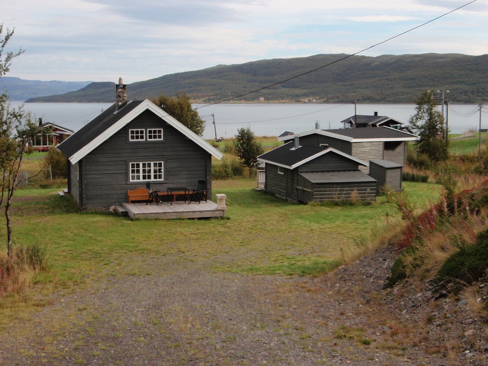 Det er bilveg helt fram til eiendom fra sør. Galleribilde