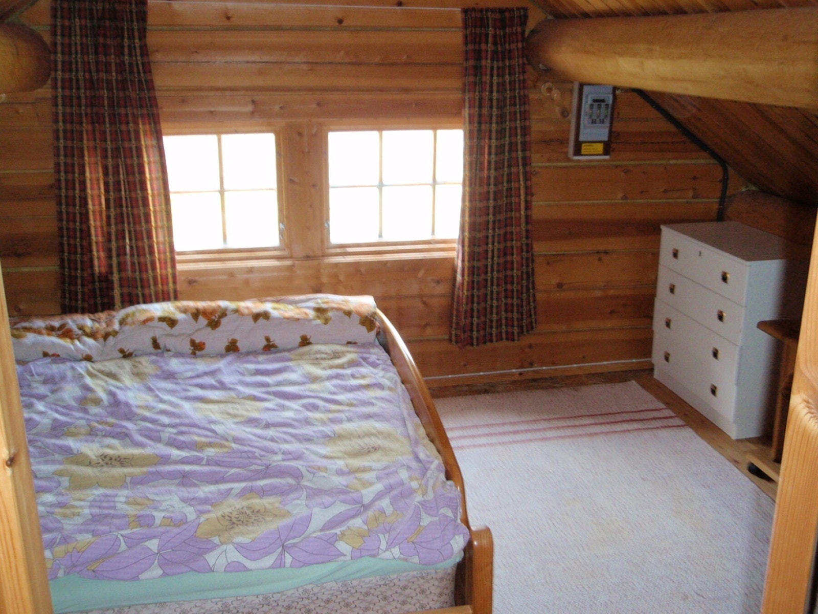 På hemsen er det også et romslig soverom med god plass til dobbeltseng. Galleribilde