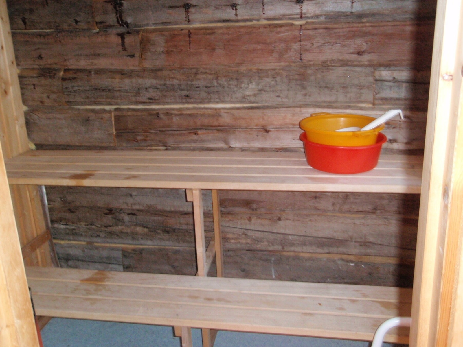 Badstua er vedfyrt og har plass til ca. 4 personer. Galleribilde