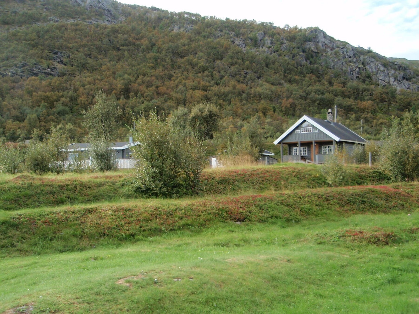 Eiendommen ligger i naturskjønne omgivelser i Vestertana med nærhet til både sjø og fjell. Galleribilde