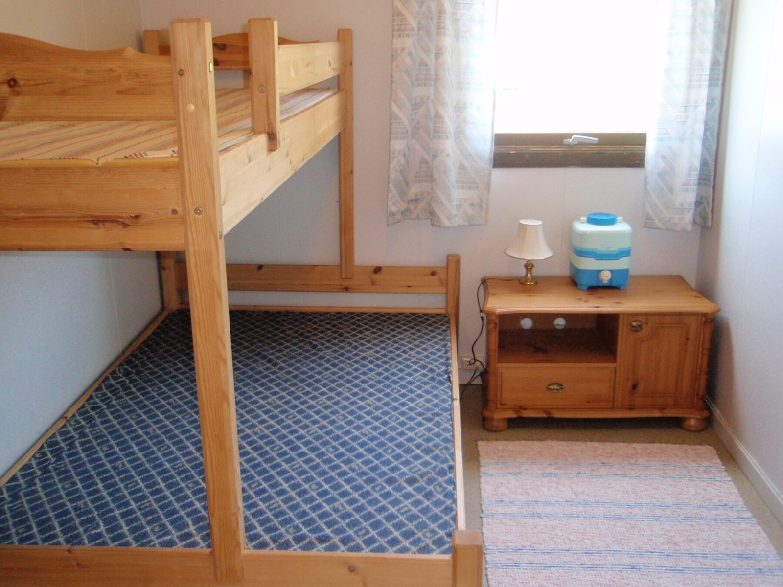 I annekset er det 2 soverom. Her er det god plass til en stor køyeseng med tilhørende nattbord. Galleribilde