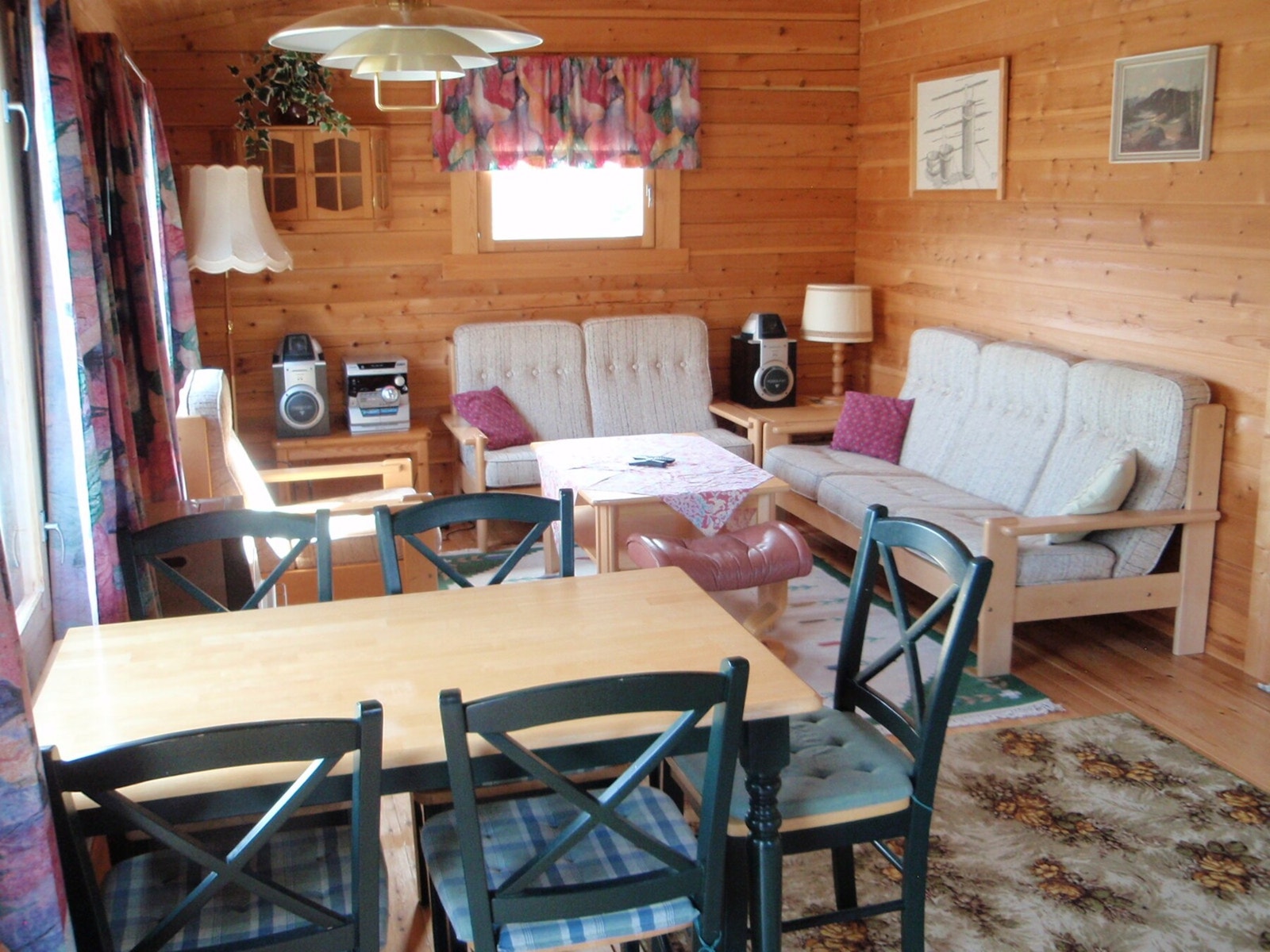 Stua i annekset har god plass til flere sittegrupper. Galleribilde