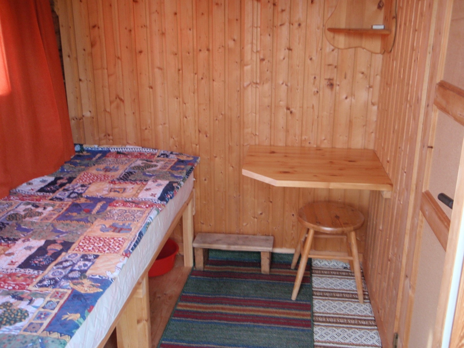 I avkledningsrommet kan man også sette opp en madrass for ekstra soveplass. Galleribilde