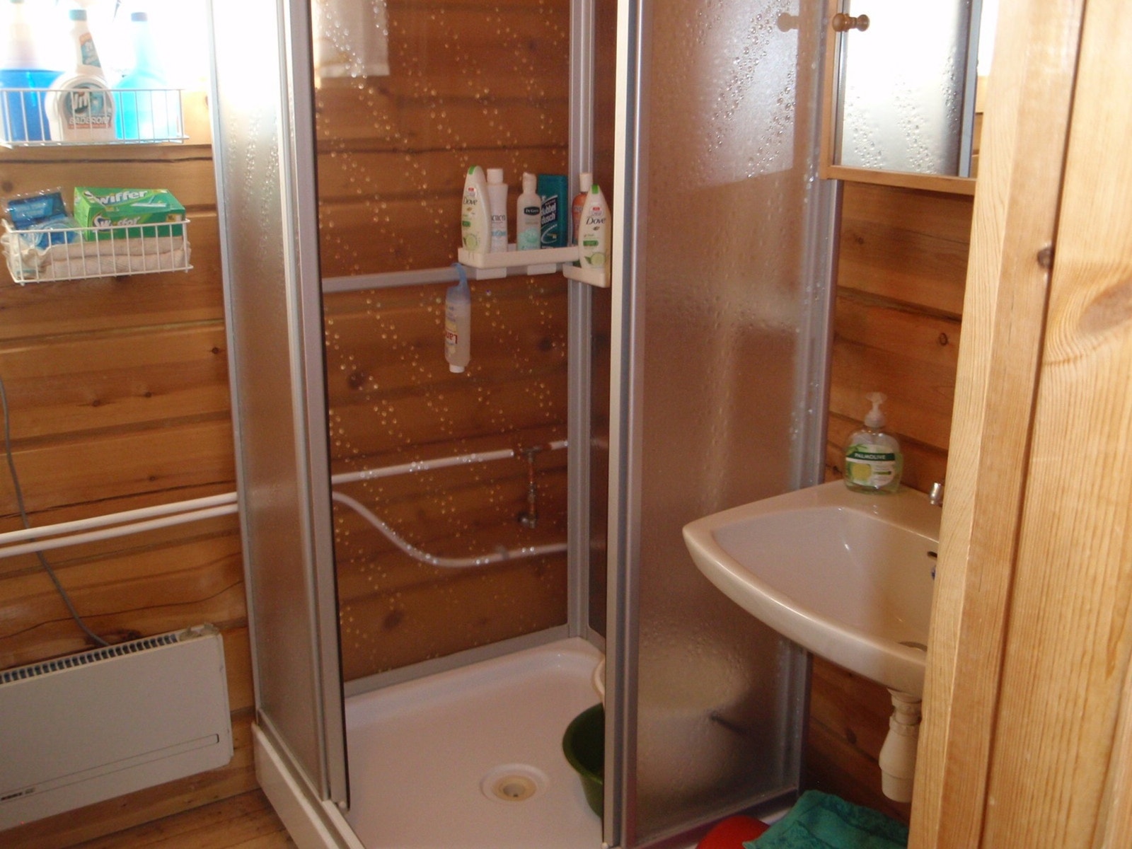 Badet inneholder dusjkabinett, servant med overskap, toalett og varmtvannsbereder. Galleribilde