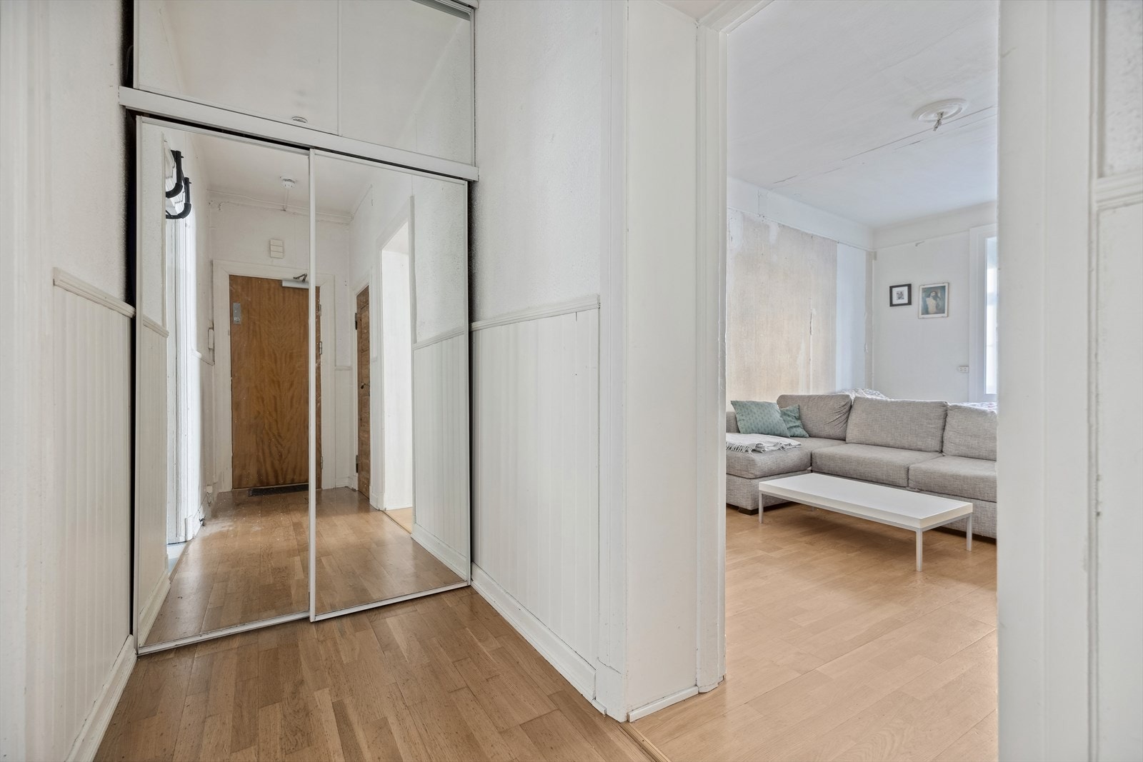 Entré med god oppbevaringsplass i skyvedørsgarderobe m/speilfronter. Galleribilde