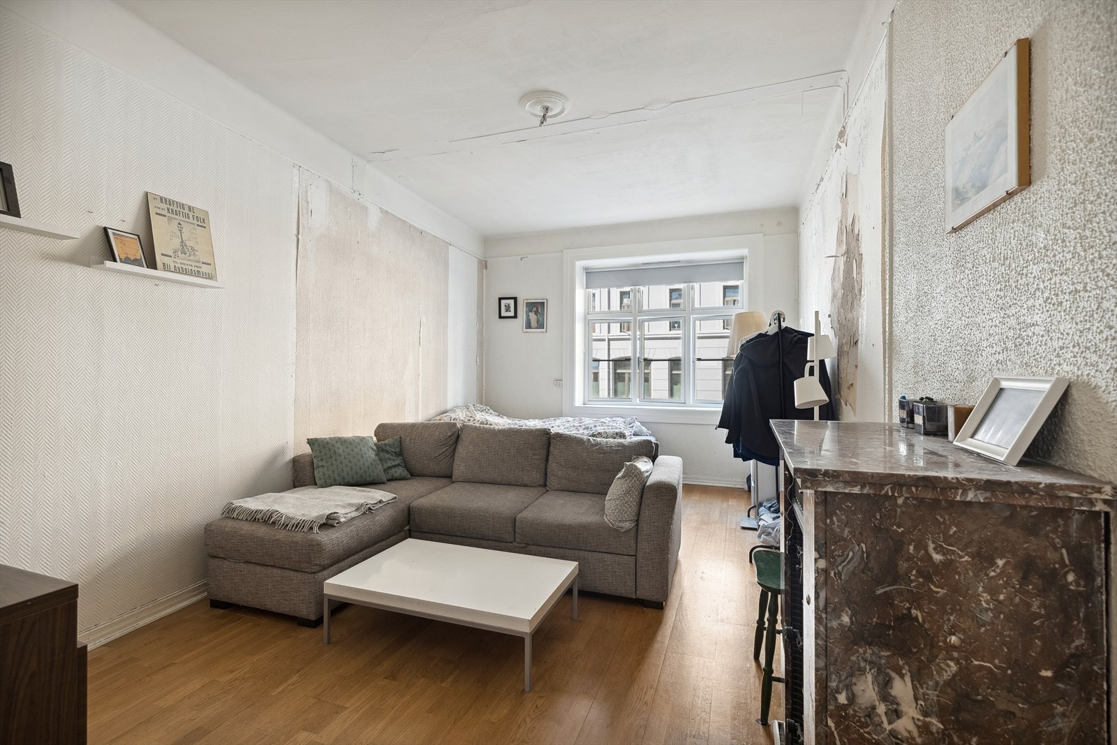 Det har tidligere stått en lettvegg i stuen slik at man fikk et soverom. Galleribilde