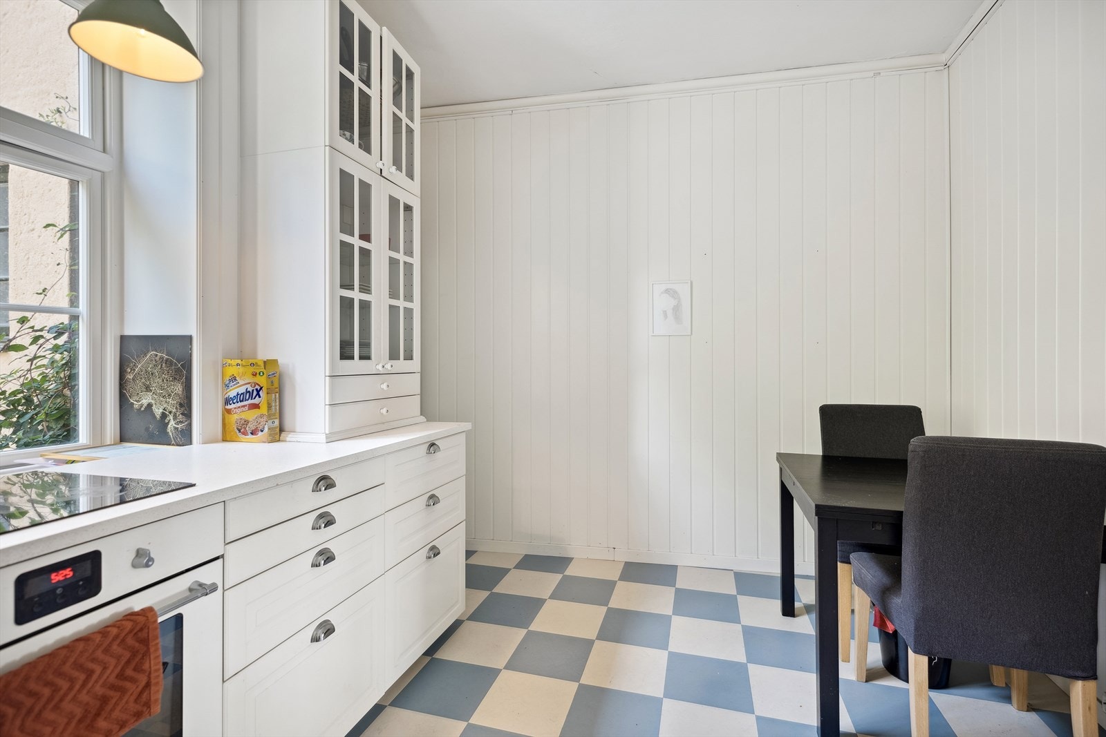 Varmtvannsbereder på ca. 120 liter plassert i benkeskap på kjøkken. Galleribilde