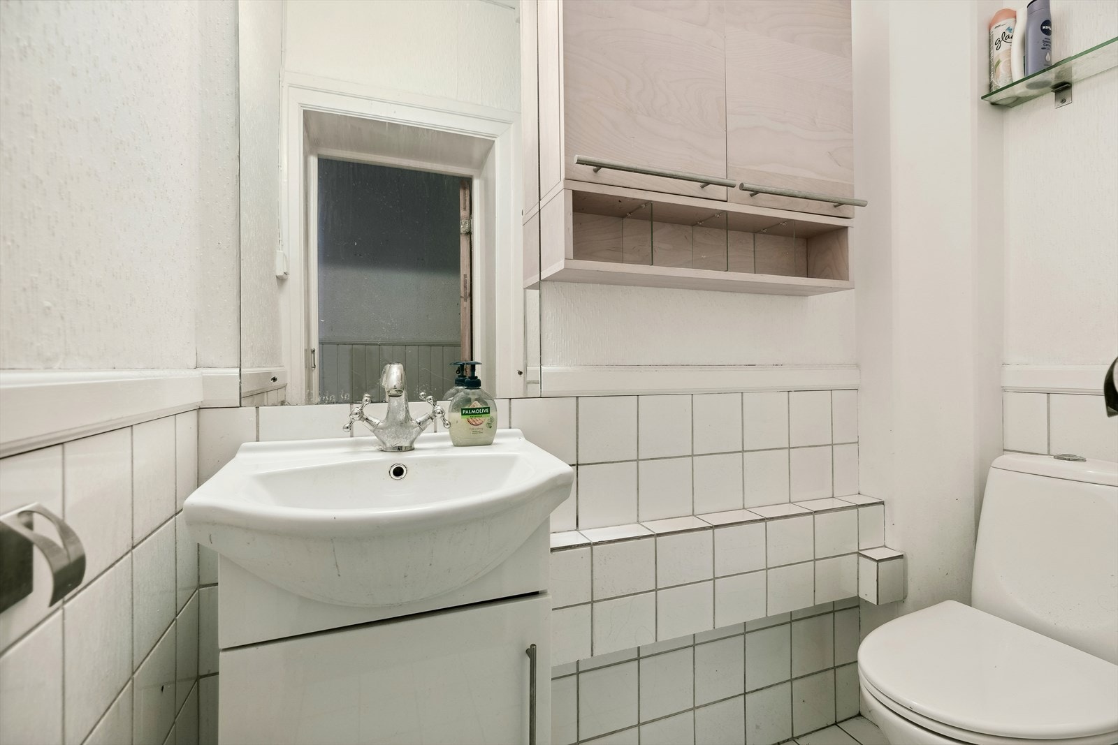 Toalettrom består av frittstående wc, servant m/underskap, speil m/overlys og veggskap. Galleribilde