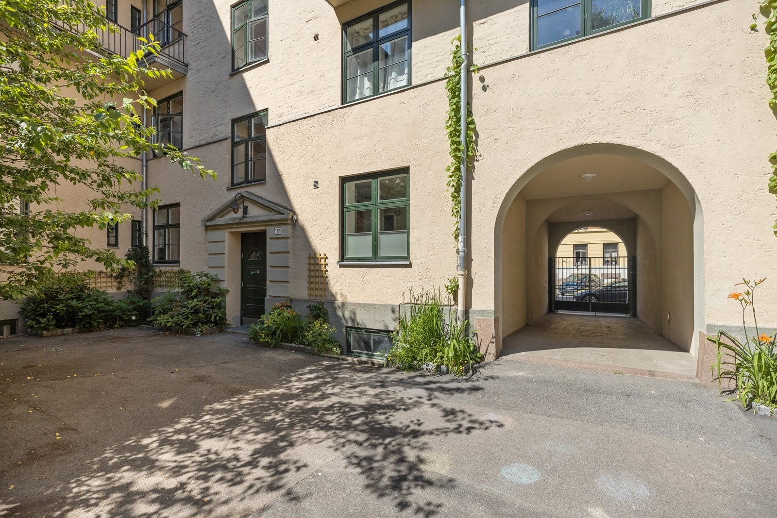 Felles sykkelrom i bakgården med utstyr. Galleribilde