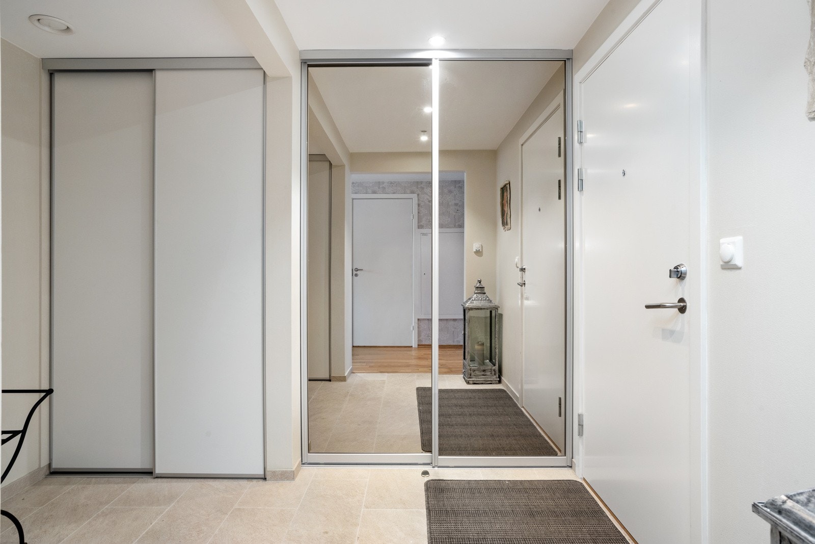 Entre, garderobe / bod. Galleribilde