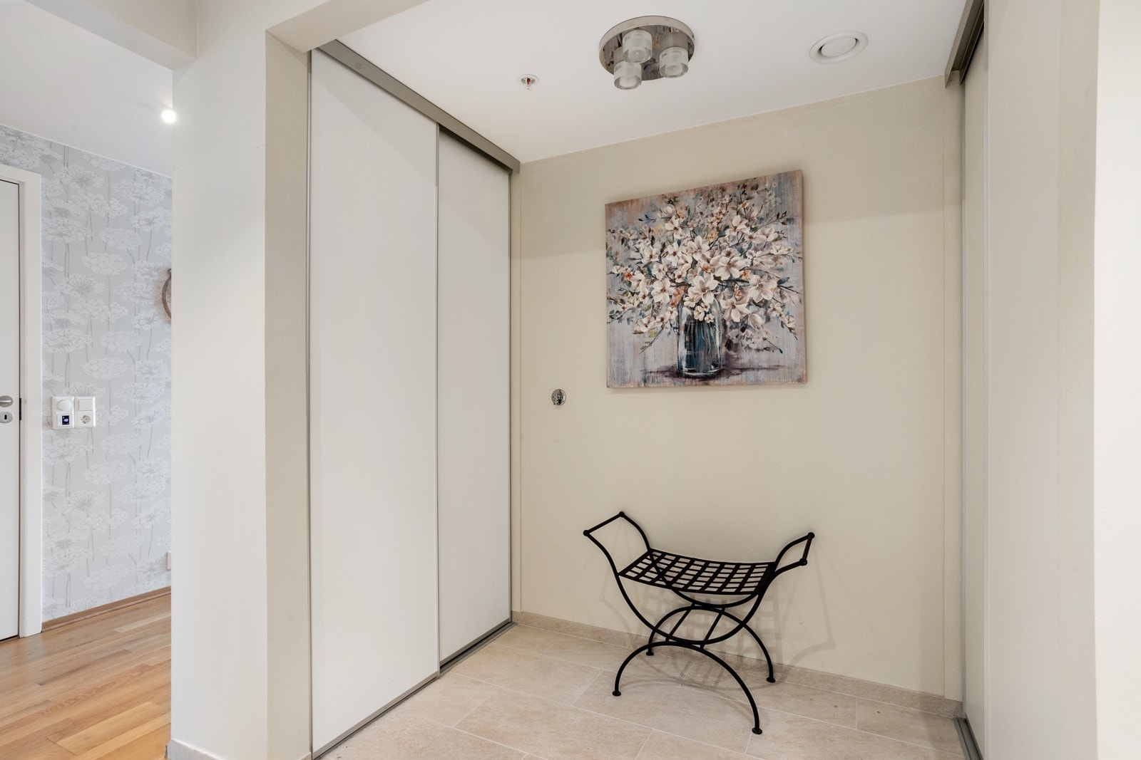 Entre, garderobe / bod. Galleribilde