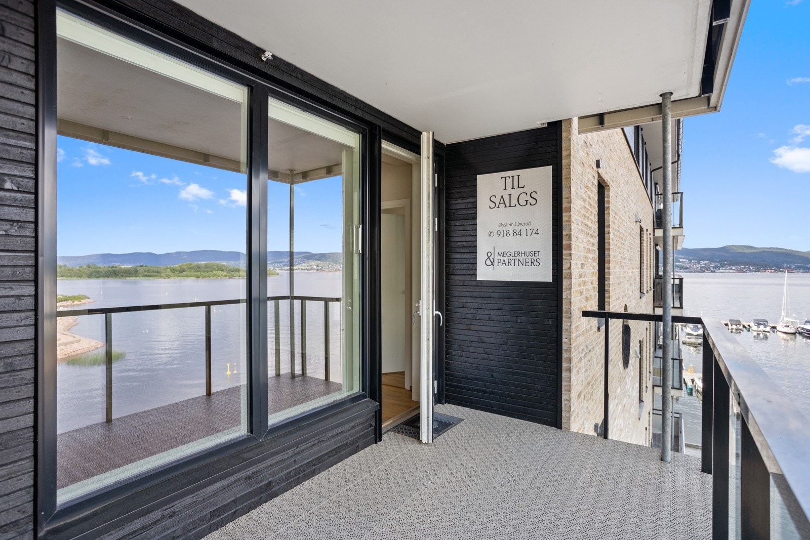 Overbygget veranda på stuesiden har sol til etter kl 22.00 på sommeren. Galleribilde