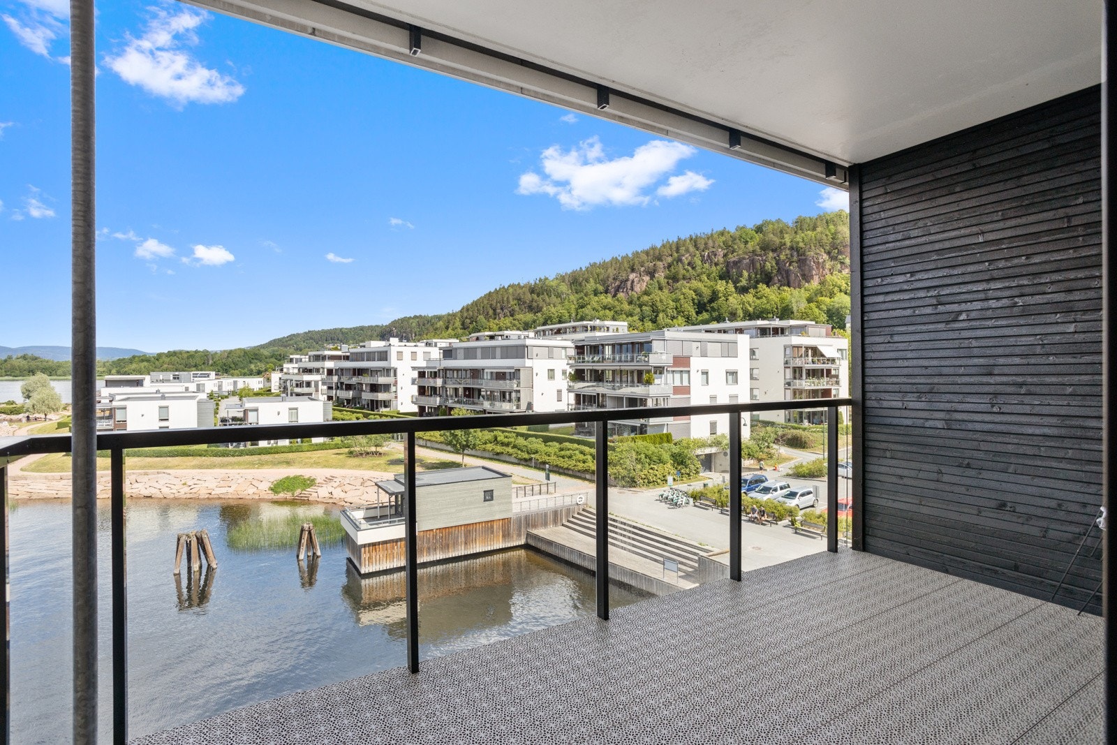 Overbygget veranda fra stuen.med gasstilkobling for grill. Galleribilde