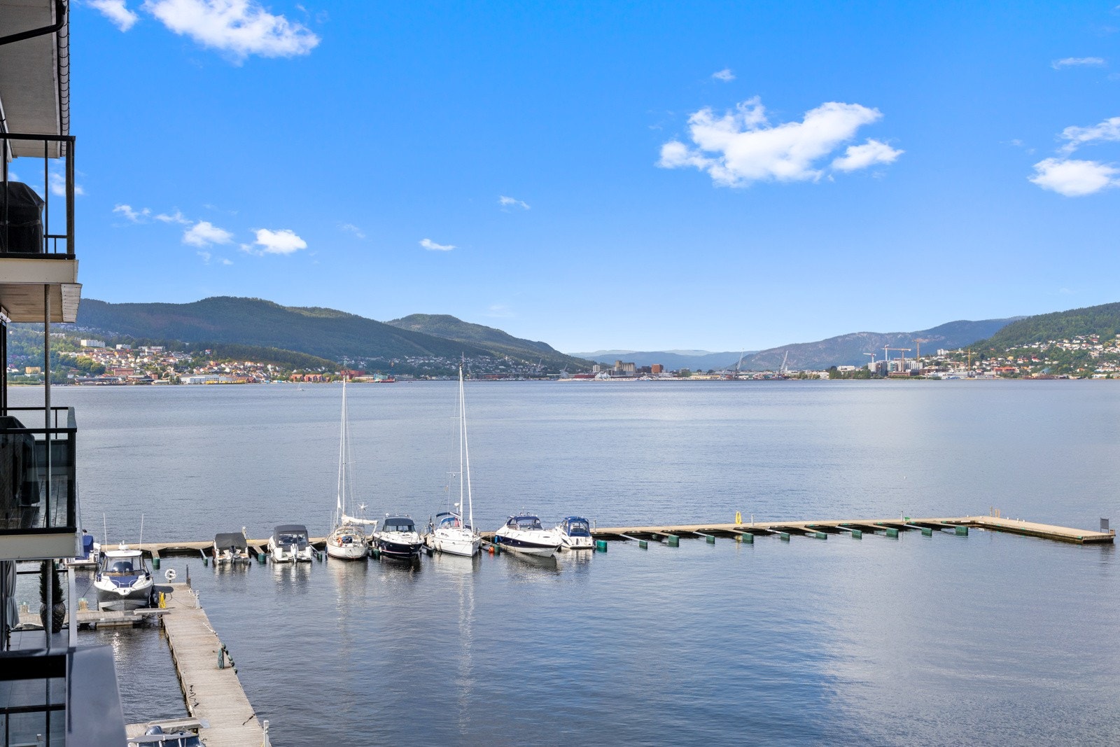Praktfull beliggenhet ved Drammensfjorden med vidstrakt utsikt helt til Blefjell. Galleribilde