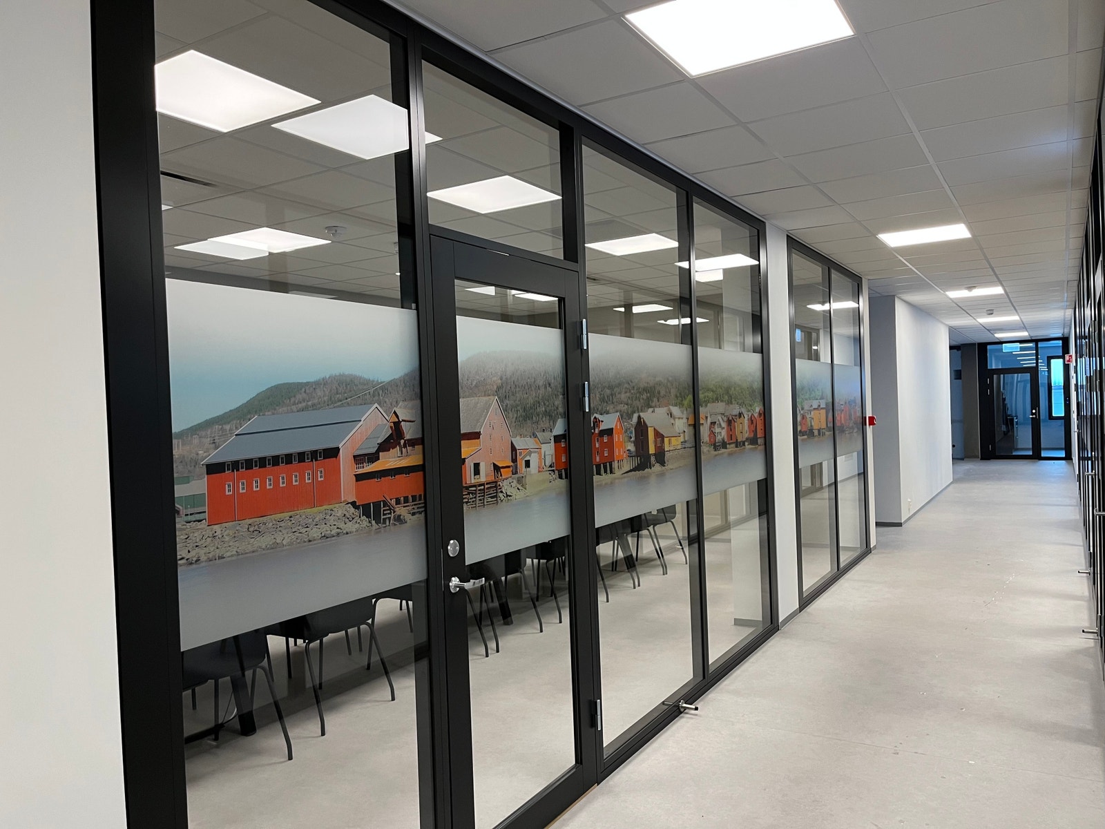 Innflyttingsklare nye og moderne kontorer.
Ledig ca 75m2, 4 cellekontor i eget eksklusivt areal.
Samt mulighet for å leie kun et enkelt kontor i bygget også, i areal sammen med andre leietakere. Galleribilde