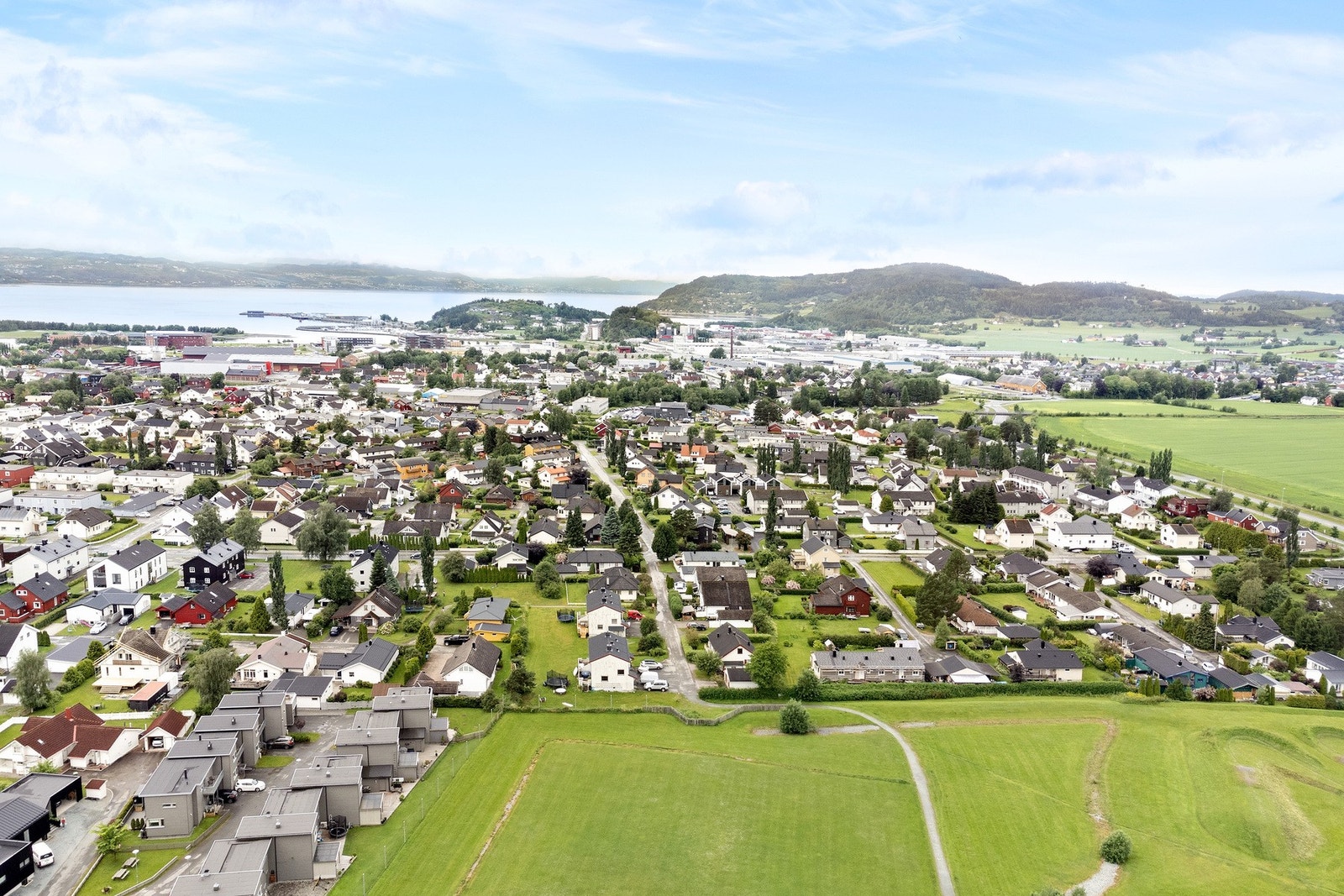 Boligen har en veldig fin og sentral beliggenhet på Stokmoen. Kort vei til skoler, barnehager og butikker. Galleribilde
