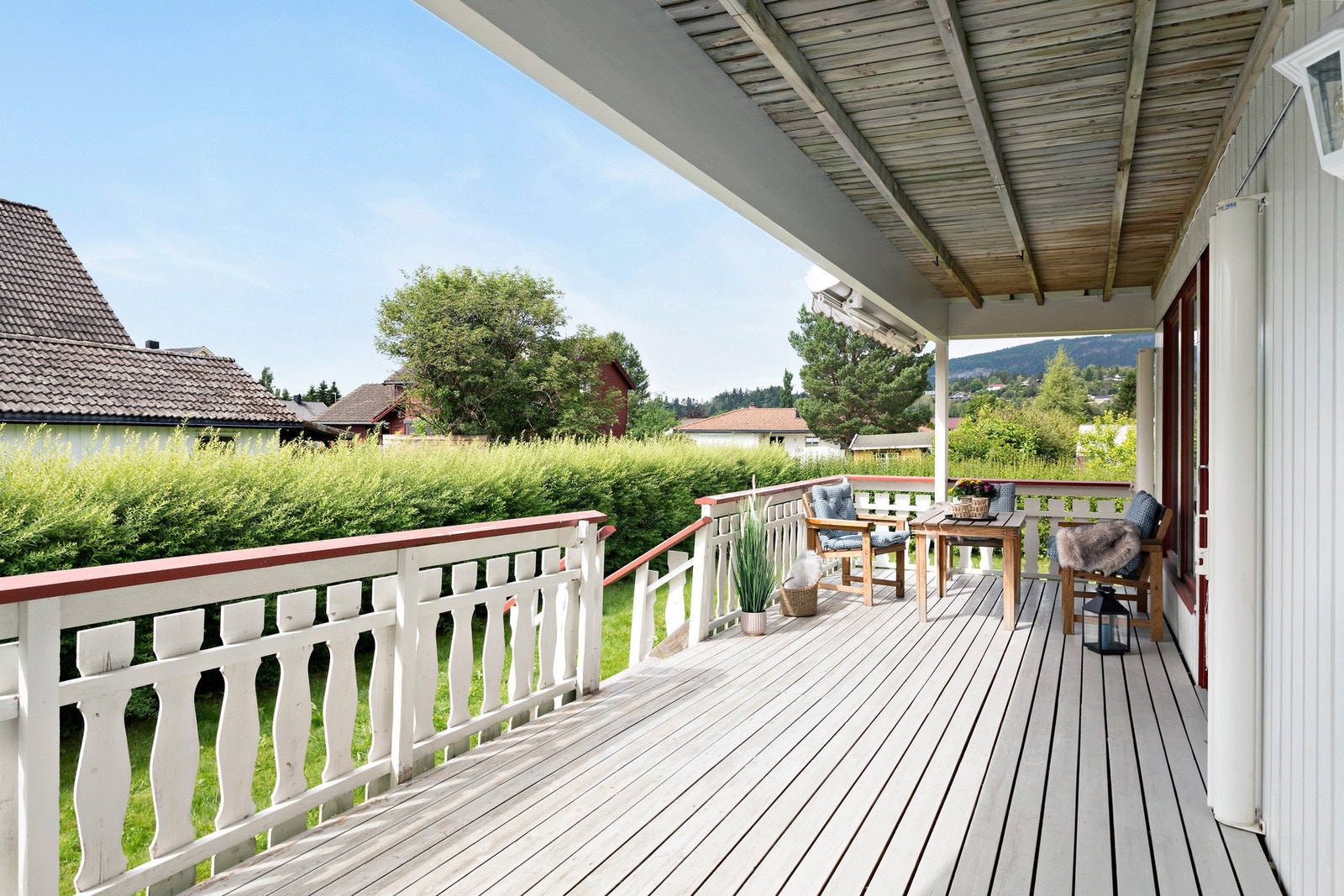 Overbygd veranda med utgang fra stue i 1. etasje. Galleribilde