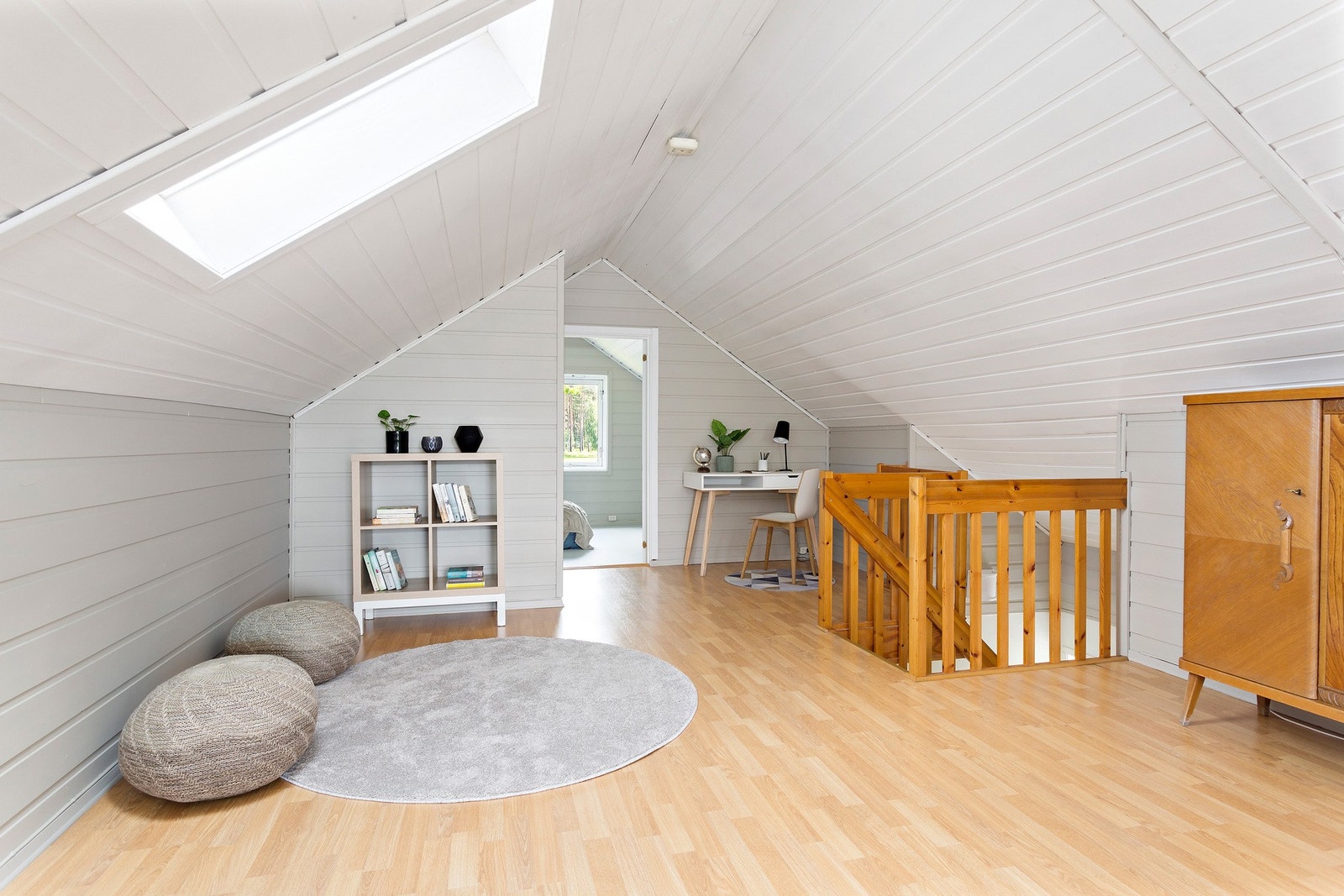 Stor og trivelig loftstue, videre fins toalett og soverom i samme etasje. Galleribilde