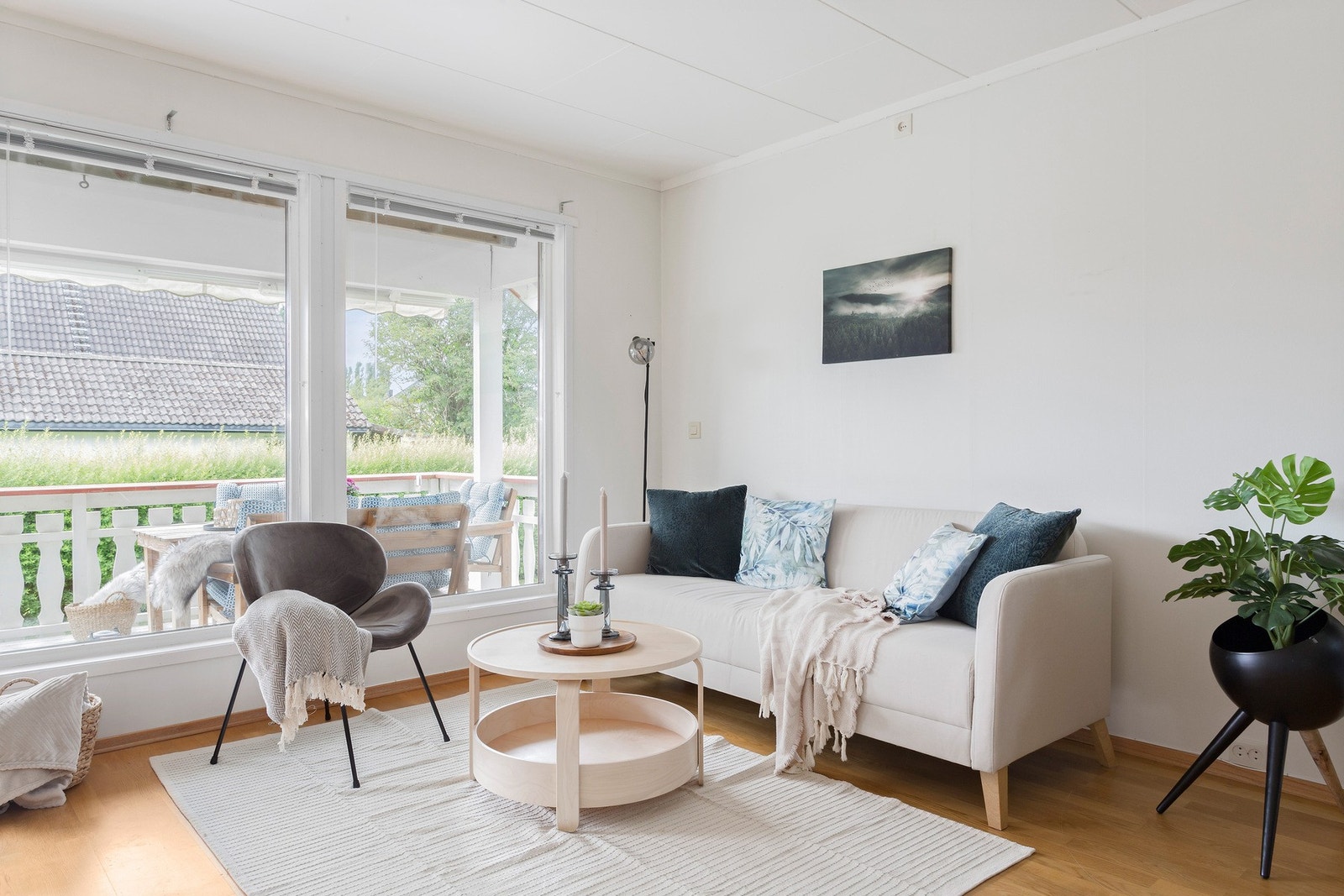 Stuen er lys og trivelig med store vindusflater samt adkomst til veranda. Galleribilde