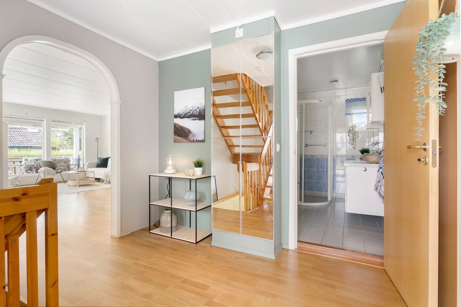 1.etasje består av kjøkken, stue, baderom og soverom. Galleribilde