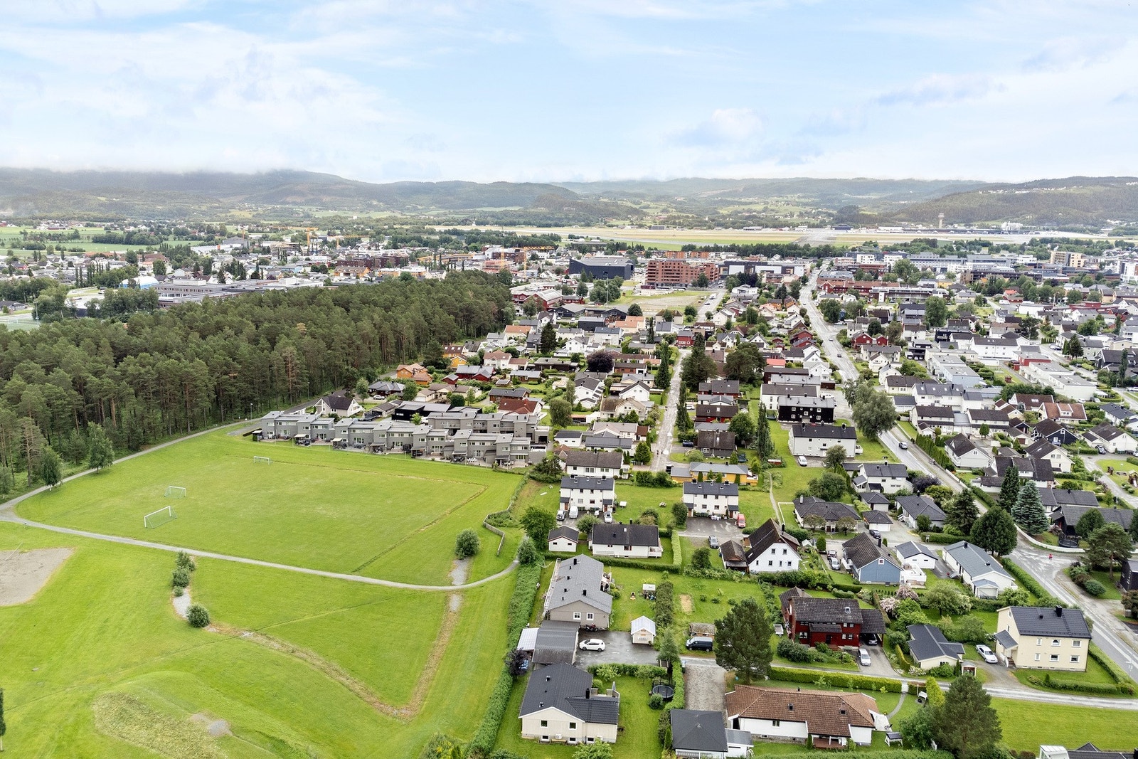 Fra boligen er det gangavstand til skole, barnehage, kjøpesenter, kulturhus, etc. Galleribilde