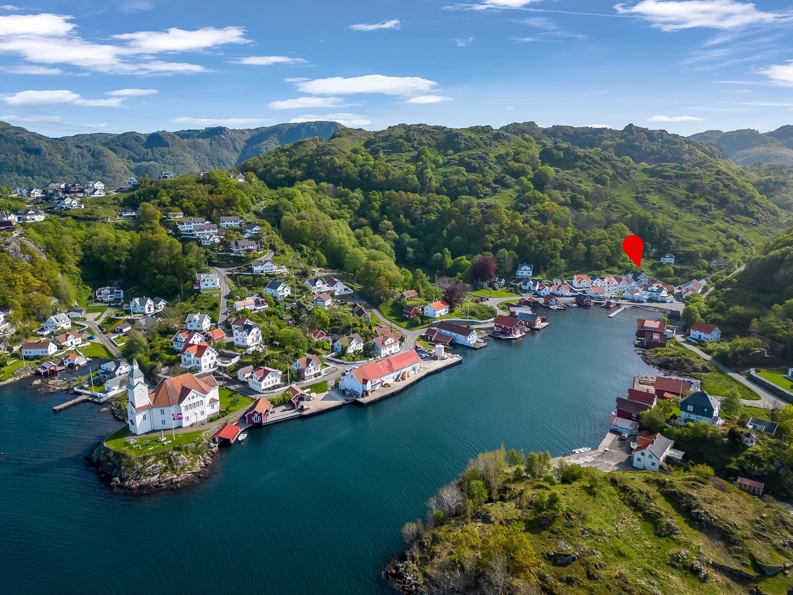 Eiendommen ligger fint til innerst i havna. Galleribilde