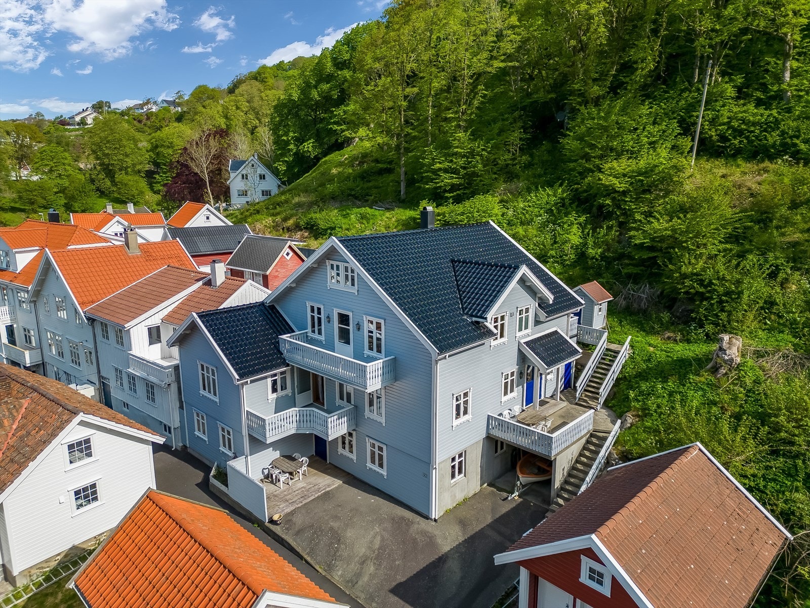 Tomannsboligen går over 3 etasjer samt loft. Galleribilde
