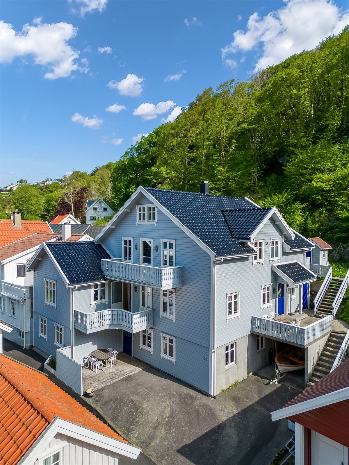 Boligen innehar bl.a. 10 soverom, 3 stuer/kjøkken og 3 bad. Galleribilde