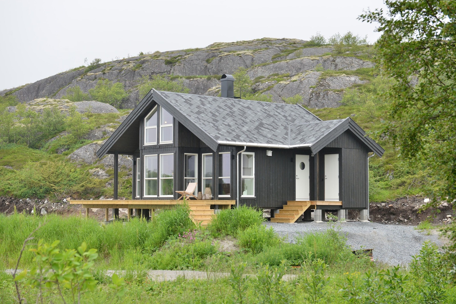 Hytta ligger idyllisk til, med flott turterreng på alle kanter – til lands og til vanns. Galleribilde