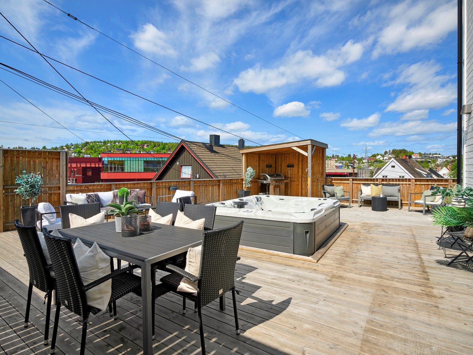 Stor, solrik terrasse med utendørs boblebad. Perfekt for å nyte sommervarmen! Galleribilde