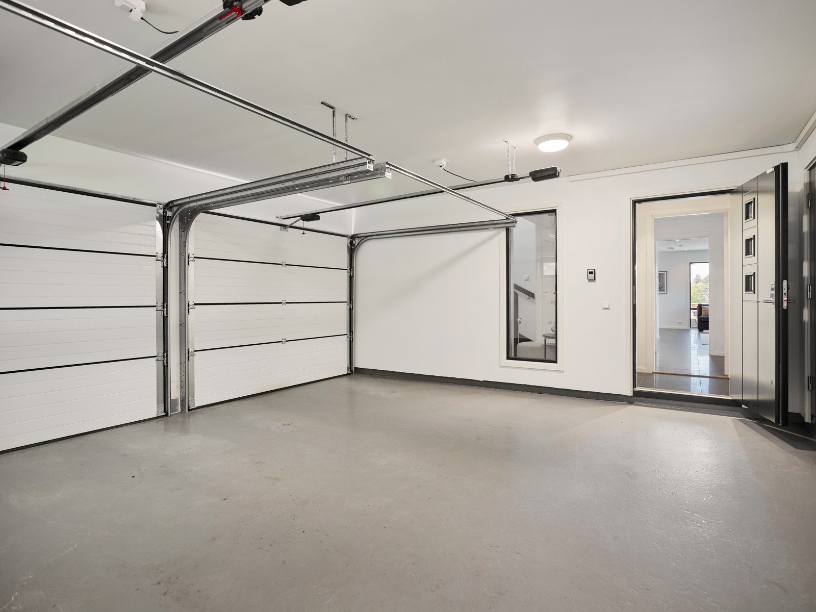 Stor, integrert dobbeltgarasje med direkte inngang til huset. Galleribilde