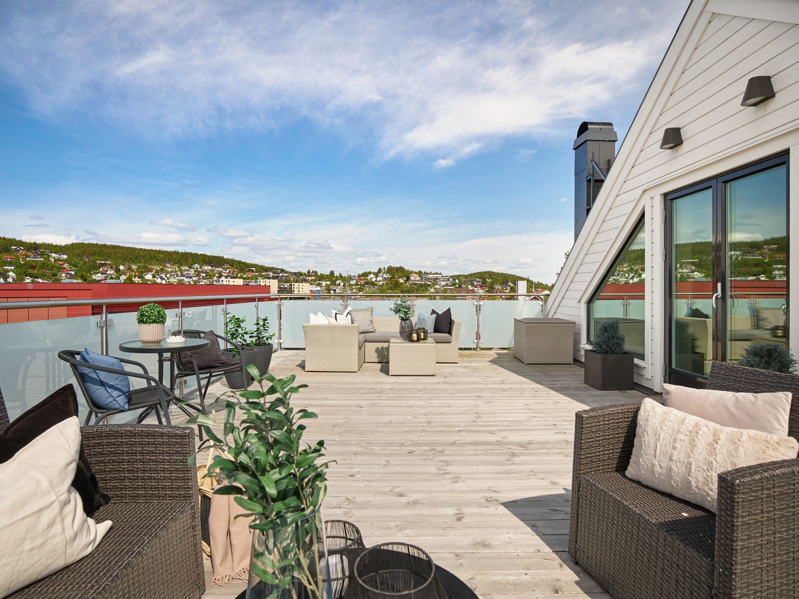 Stor takterrasse med utgang fra stuen i toppetasjen. Galleribilde