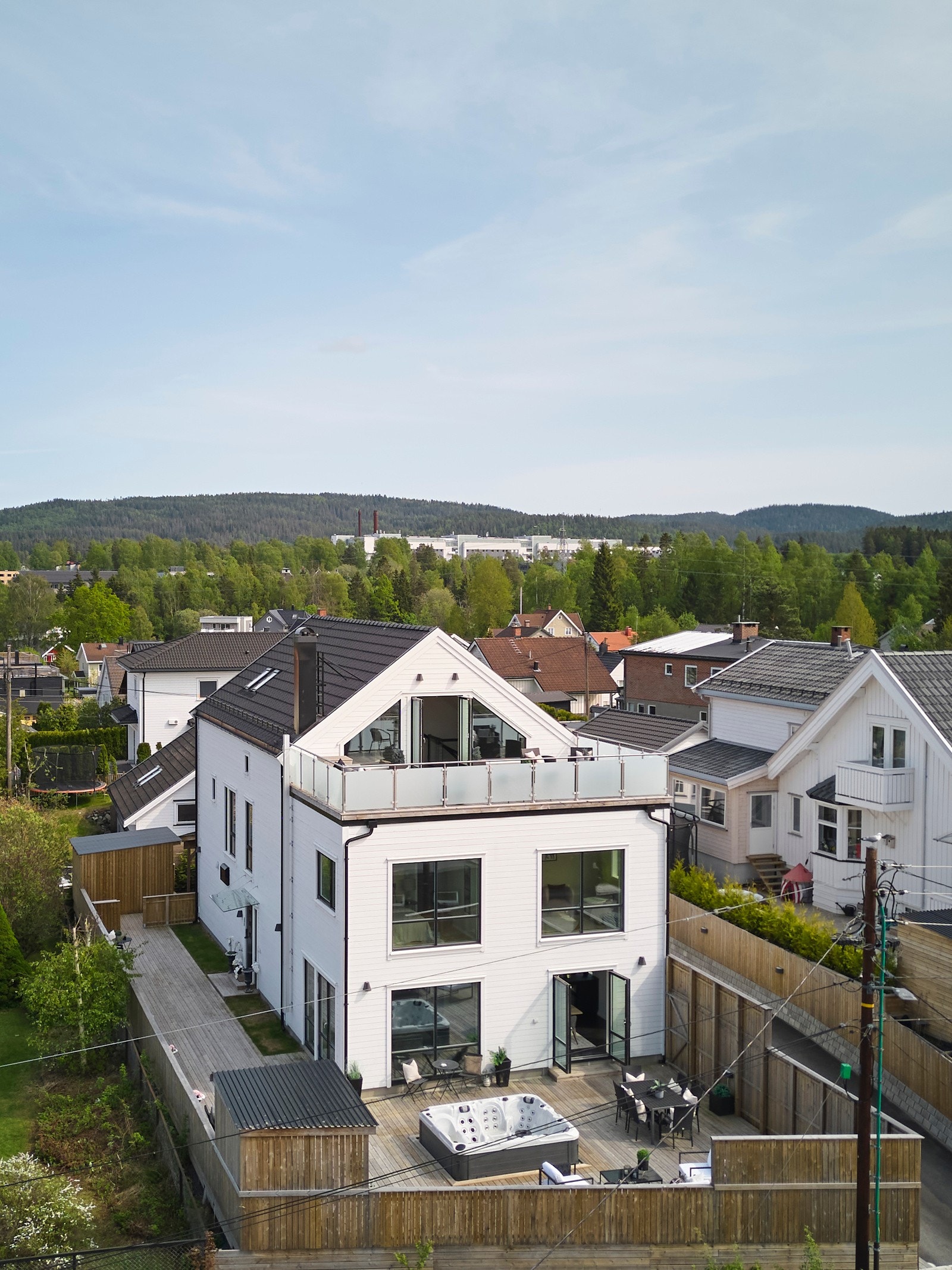 Her får du både flere terrasser, utendørs boblebad, integrert dobbeltgarasje, vaskerom, flere bad med mer. Galleribilde