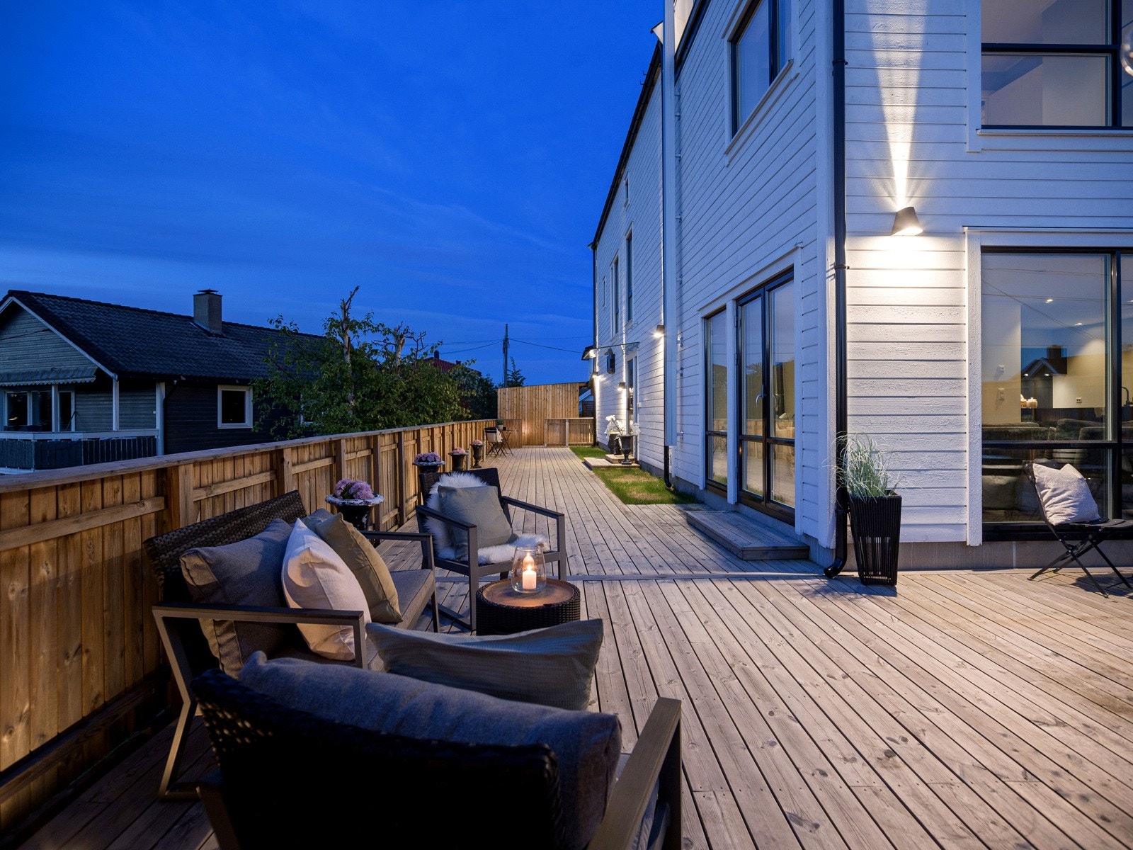 Terrasseplattingen strekker seg rundt huset. Galleribilde