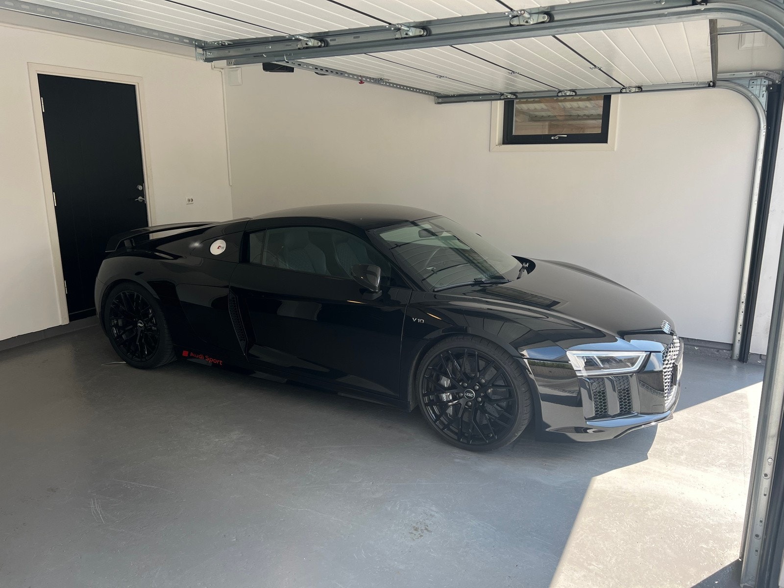 Her står bilen trygt og med potensielt riktig temperatur hele året. Galleribilde