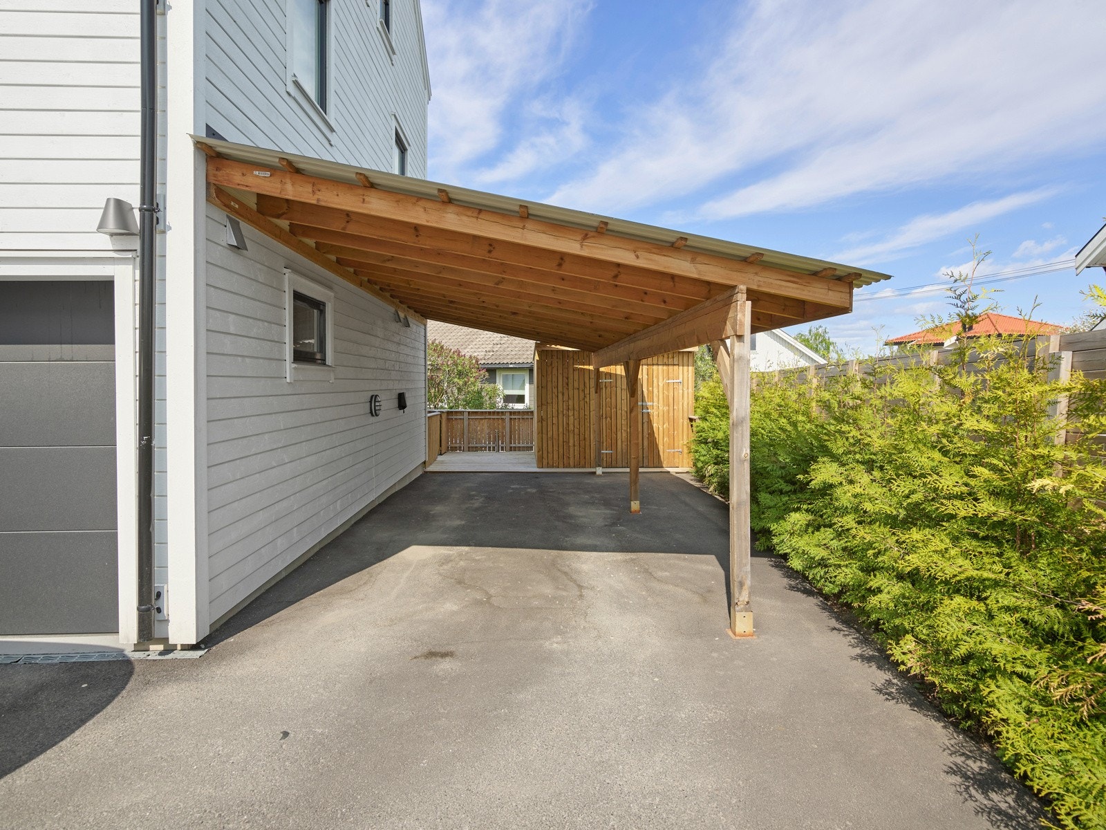 Carport med elbil-lader. Galleribilde