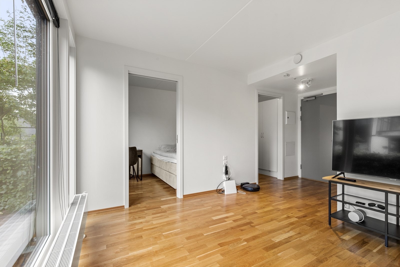 Det er to innganger til soverom fra stue. Galleribilde