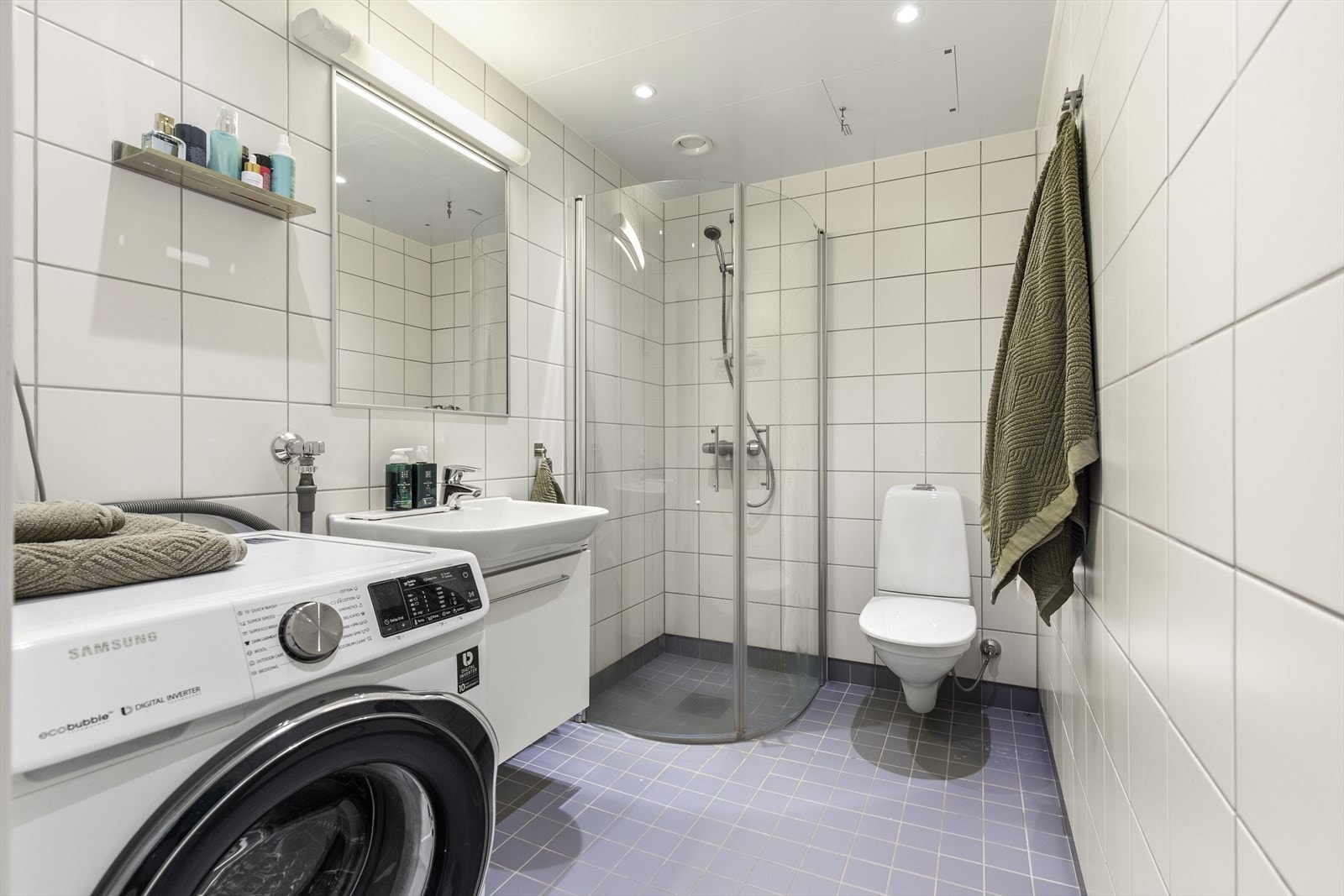 Baderom med opplegg for vaskemaskin. Galleribilde