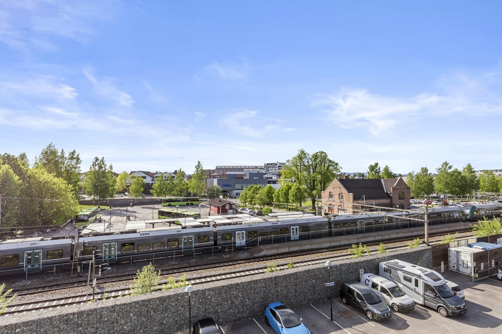 Nærhet til alle fasiliteter som tog, senter, butikker, restauranter m.m. Galleribilde