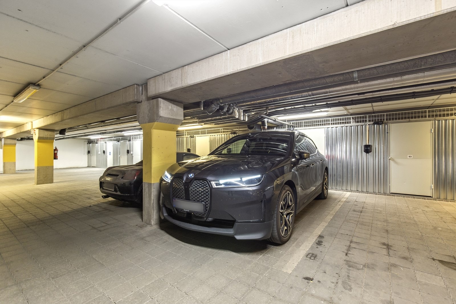 Det medfølger parkeringsplass i felles garasjeanlegg, samt en bod. Galleribilde