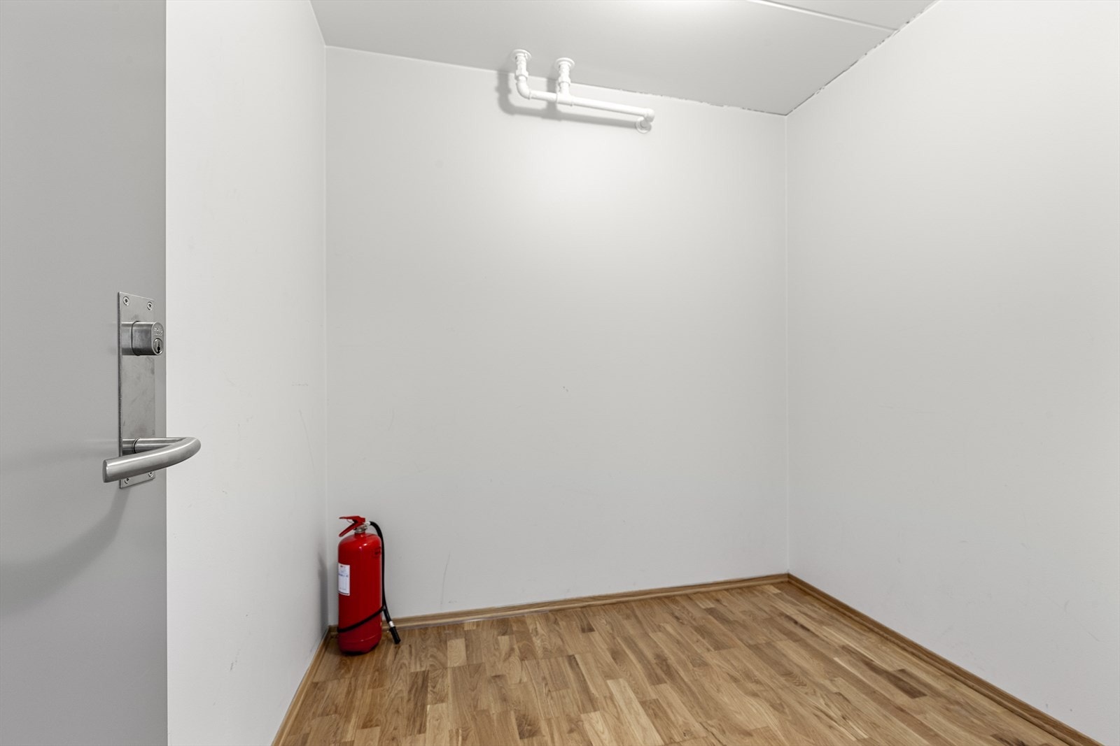 Innvendig bod rett over gangen på ca. 4m² som medfølger. Galleribilde