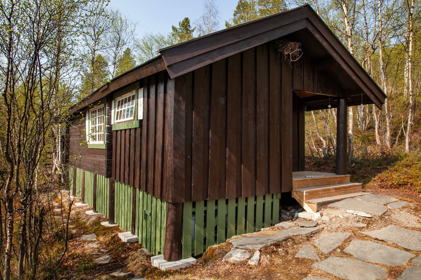 Overbygd inngangsparti - praktisk for å henge klær og lignende til tørk eller lufting Galleribilde